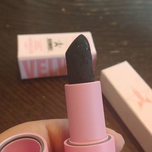 Jeffrey star's new velvet trap lipsick
